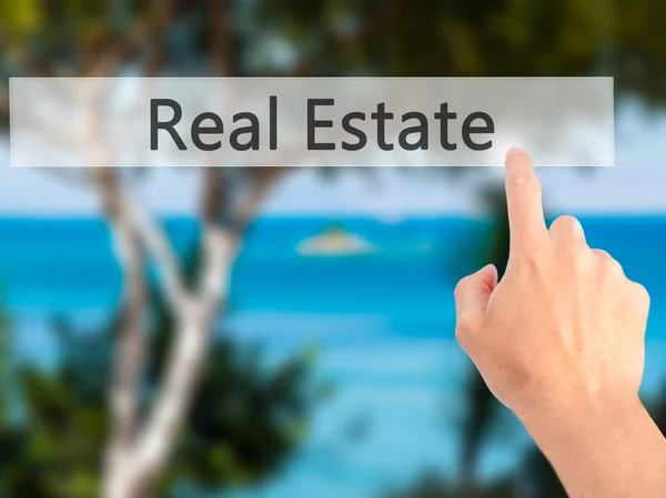 Real Estate-kézi megnyomásával egy gombot homályos háttér conce — Stock Fotó