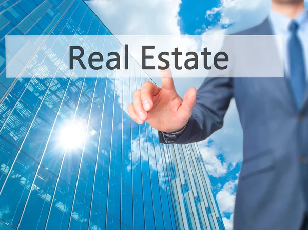 Inmobiliaria - Empresario haga clic en la pantalla táctil virtual . — Foto de Stock