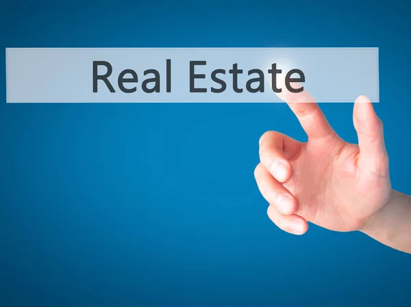 Real Estate-hand trycka på en knapp på suddig bakgrund conce — Stockfoto
