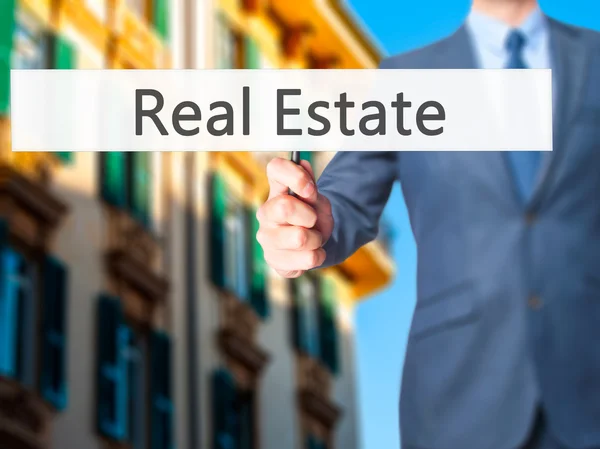 Real Estate-affärsman hand innehav Sign — Stockfoto