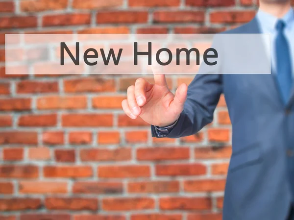 Nuevo hogar - Empresario haga clic en la pantalla táctil virtual . — Foto de Stock
