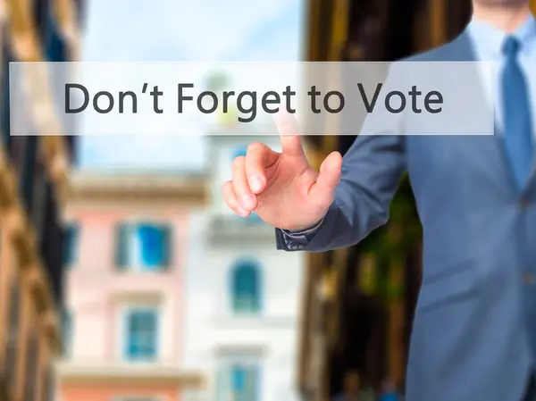 不要忘记投票 - 商务者点击虚拟触摸屏 — 图库照片