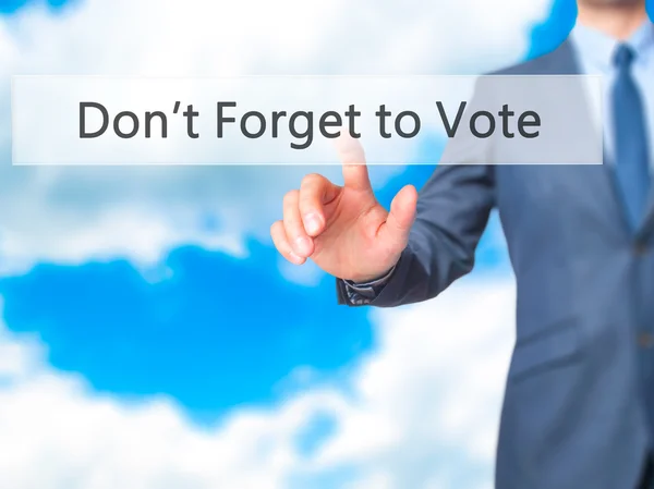 Non dimenticare di votare - Businessman clicca sul touchscreen virtuale — Foto Stock