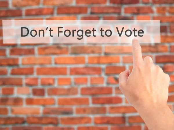 不要忘记投票 - 用手按下模糊后格上的按钮 — 图库照片