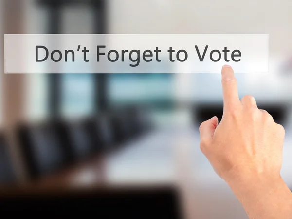 Non dimenticate di votare - mano premendo un pulsante sul backgro sfocato — Foto Stock
