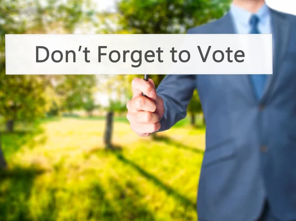 Non dimenticate di votare - Business man holding sign — Foto Stock