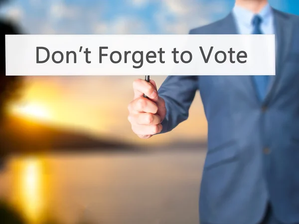 Non dimenticate di votare - Business man holding sign — Foto Stock