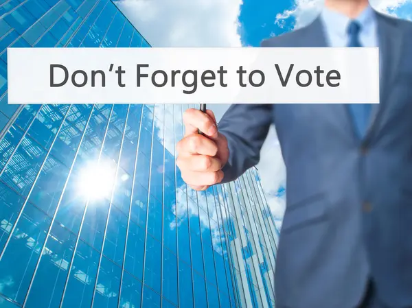 Glöm inte att rösta-affärsman hand Holding Sign — Stockfoto
