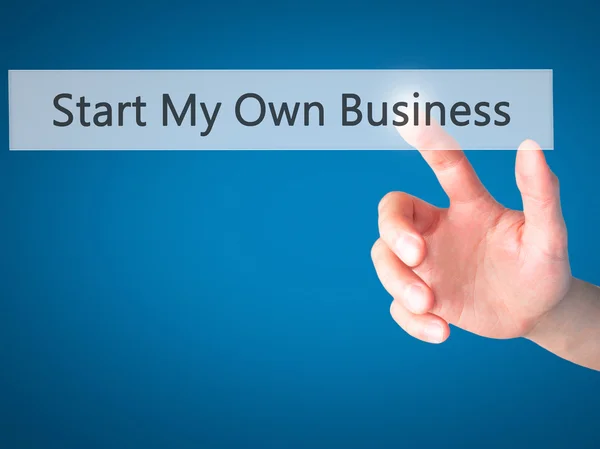 Iniciar mi propio negocio - Mano presionando un botón en el fondo borroso — Foto de Stock