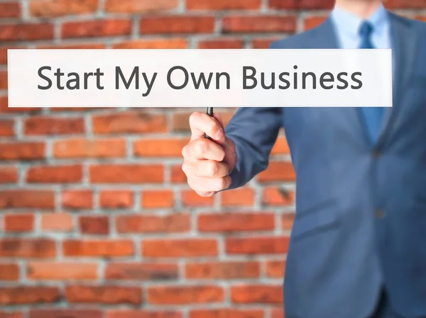 Iniciar mi propio negocio - Empresario mano sosteniendo el cartel — Foto de Stock