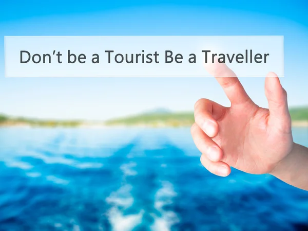 Don 't be a Tourist Be a Traveller - Mano pulsando un botón en bl — Foto de Stock