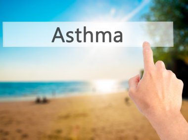 Astım - arka plan bulanık kavramı üzerinde bir düğmeye basarak el