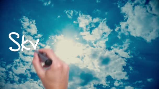 Man Hand writing Sky Is The Limit con marcador negro en el cielo. Increíble lapso de tiempo nubes de cielo azul y sol brillando. Grandes sueños, esperanzas y aspiraciones . — Vídeo de stock