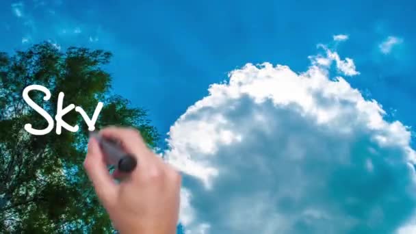 Himlen är The Limit molnet med en blå himmel. Man Hand skrivande med svart markör på himlen. Fantastisk tid förfaller blå himlen molnen och solen skiner. — Stockvideo