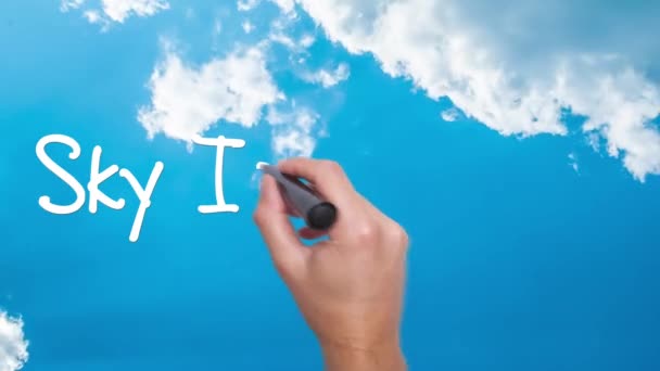 Niebo jest koncepcja limit ręką pisanie na niebie. Człowiek, pisanie. Błękitne niebo z chmur upływ czasu. Niebo jest granicą zakreślony. Biznes, technologie, internet koncepcja. — Wideo stockowe