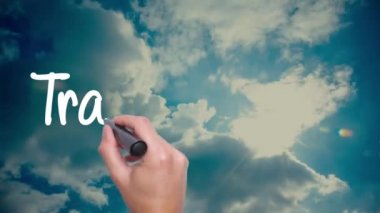 Saydamlık - adam el işaretçisi ile gökyüzü zaman atlamalı üzerinde yazma. İş, yaşam kavramı. Büyük hayalleri, umutları ve özlemleri.