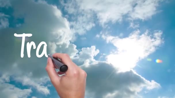 Прозрачность - облако с синим небом. Человек Рука пишет с черным маркером на небе. Удивительное время голубого неба — стоковое видео