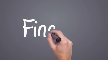 Finans - gökyüzüne el yazısı ile kavram. Adam yazıyor. Bulutların zaman atlamalı mavi gökyüzü. Gökyüzü daire içinde olan sınırdır.
