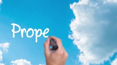 Özellik Değeri - gökyüzüne el yazısı ile kavram. Adam yazıyor. Bulutların zaman atlamalı mavi gökyüzü. Kırmızı daire içine alınmış.