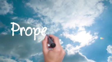 Özellik Değeri - gökyüzüne el yazısı ile kavram. Adam yazıyor. Bulutların zaman atlamalı mavi gökyüzü. Kırmızı daire içine alınmış.