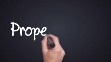 Özellik Değeri - el yazısı ile kavram. Adam yazıyor. Kelimeler kırmızı daire içine alınmış. İş, teknoloji, internet konsepti. Film bakışı. 4k