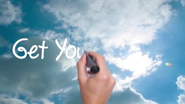 Get Your Flu Shot - concetto con scrittura a mano sul cielo. Un uomo che scrive. Cielo blu con nuvole time lapse.Words rosso cerchiato . — Video Stock
