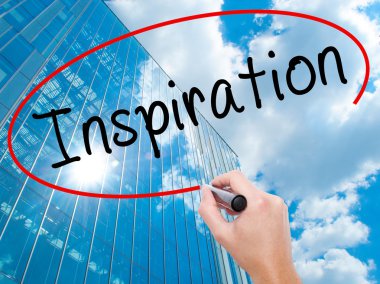 Adam el Hostel siyah kalemi ile görsel ekranda yazma.