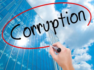 Adam el Hostel siyah kalemi ile görsel ekranda yazma.