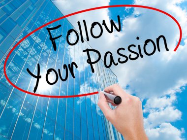 Adam el Hostel siyah kalemi ile görsel ekranda yazma.