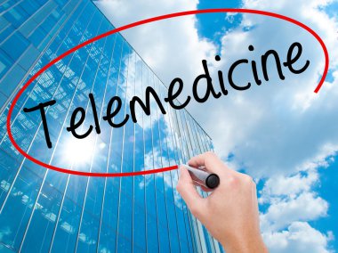 Adam el Hostel siyah kalemi ile görsel ekranda yazma.