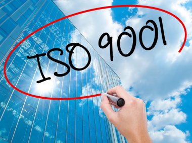 Adam el Hostel siyah kalemi ile görsel ekranda yazma.