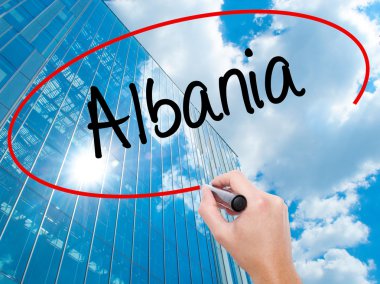 Adam el Hostel siyah kalemi ile görsel ekranda yazma.