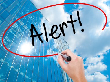 Adam el Hostel siyah kalemi ile görsel ekranda yazma.