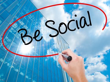 Adam el olması sosyal siyah kalemi ile görsel ekranda yazma.