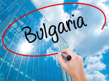 Adam el Bulgaristan ile siyah kalemi görsel ekranda yazma.