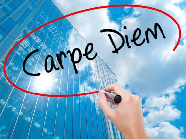 Adam el Carpe Diem siyah kalemi ile görsel ekranda yazma.