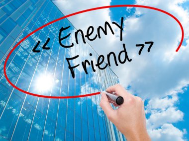 Adam el düşman - görsel scre üzerinde siyah kalemi ile arkadaş yazma