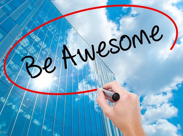 Man Hand writing Be Awesome con marcador negro en pantalla visual —  Fotos de Stock