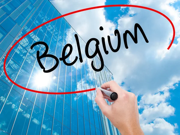 Człowiek w zapasie pismo Belgia czarnym markerem na wizualne ekranie — Zdjęcie stockowe