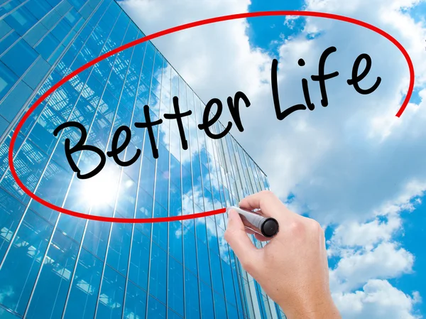 Uomo Scrittura a mano Better Life con pennarello nero sullo schermo visivo . — Foto Stock