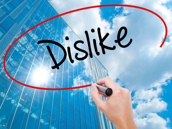 Человек, пишущий "Нелюбовь" с черным маркером на экране
