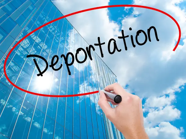 Man Hand schrijven deportatie met zwarte marker op visuele scherm — Stockfoto