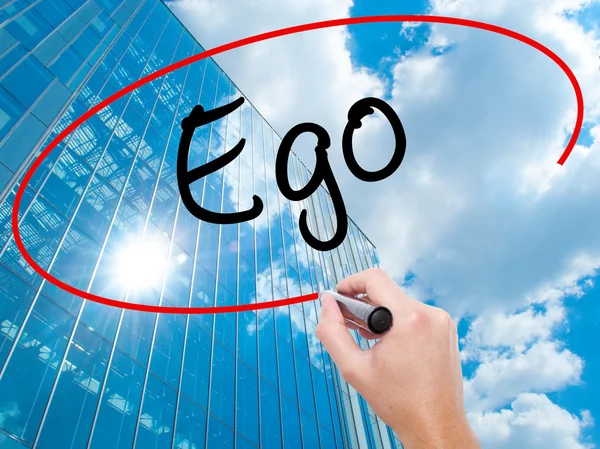 Az ember kezét Ego írásban vizuális képernyő marker fekete — Stock Fotó