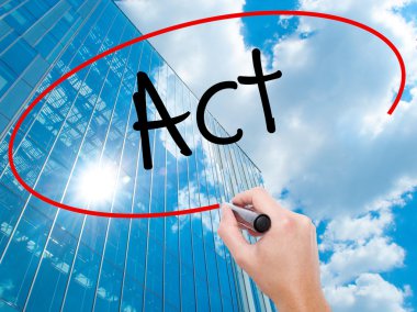 Adam el Hostel siyah kalemi ile görsel ekranda yazma.