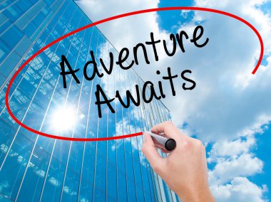 Adam el Hostel siyah kalemi ile görsel ekranda yazma.