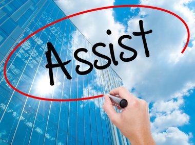 Adam el Hostel siyah kalemi ile görsel ekranda yazma.