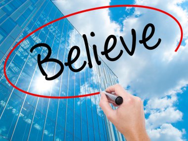 Adam el Hostel siyah kalemi ile görsel ekranda yazma.