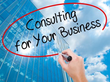 Adam el Hostel siyah kalemi ile görsel ekranda yazma.