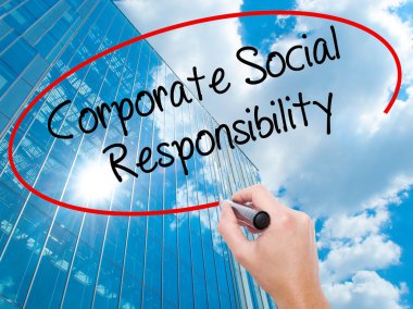 Adam el Hostel siyah kalemi ile görsel ekranda yazma.