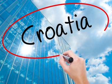 Adam el Hostel siyah kalemi ile görsel ekranda yazma.